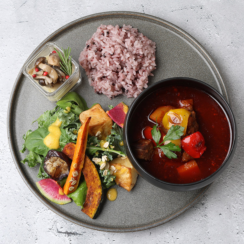 ハンガリー大統領府元シェフ監修 アンチエージングなパプリカの煮込みスープグヤーシュランチセット