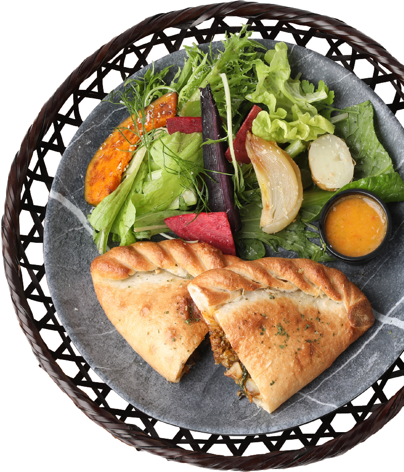 オーガニックカルツォーネと有機野菜のグリルサラダ